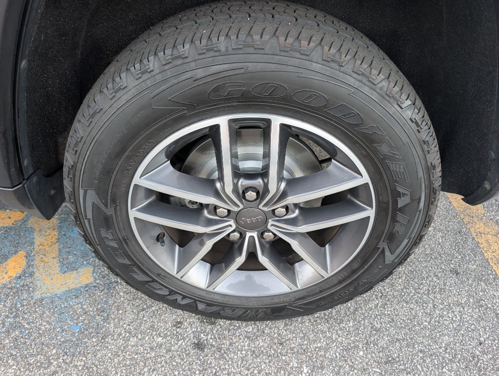 Photo 18 of this JEEP GRAND CHEROKEE