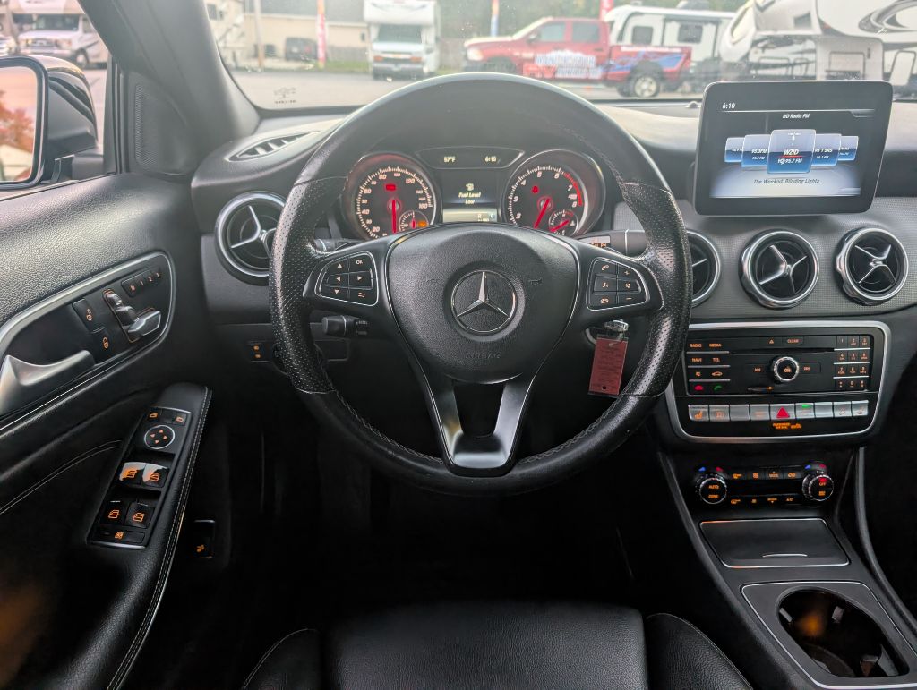 Photo 11 of this MERCEDES-BENZ GLA