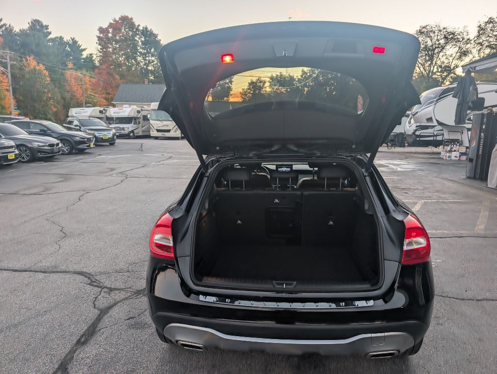 Photo 8 of this MERCEDES-BENZ GLA