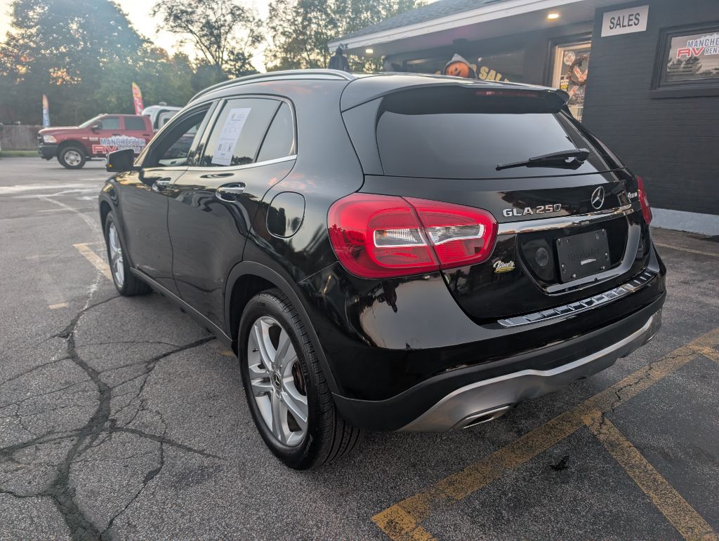 Photo 5 of this MERCEDES-BENZ GLA