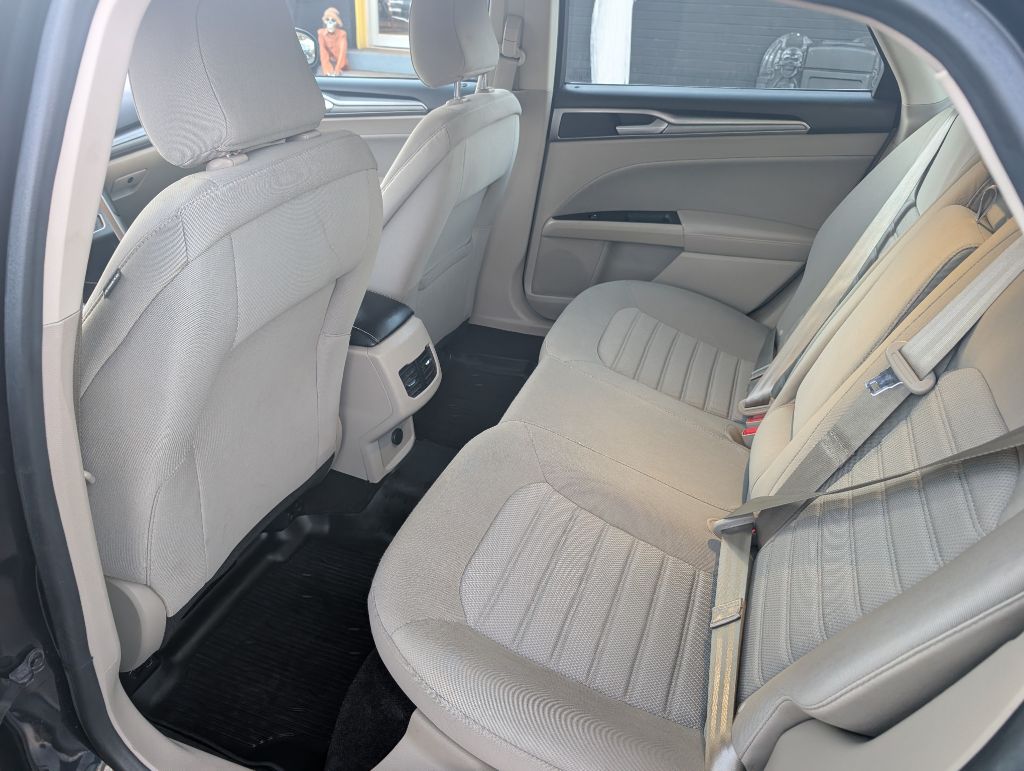 Photo 20 of this FORD FUSION