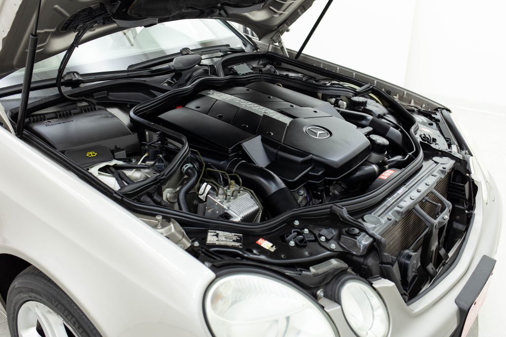 Photo 15 of this MERCEDES-BENZ E-CLASS