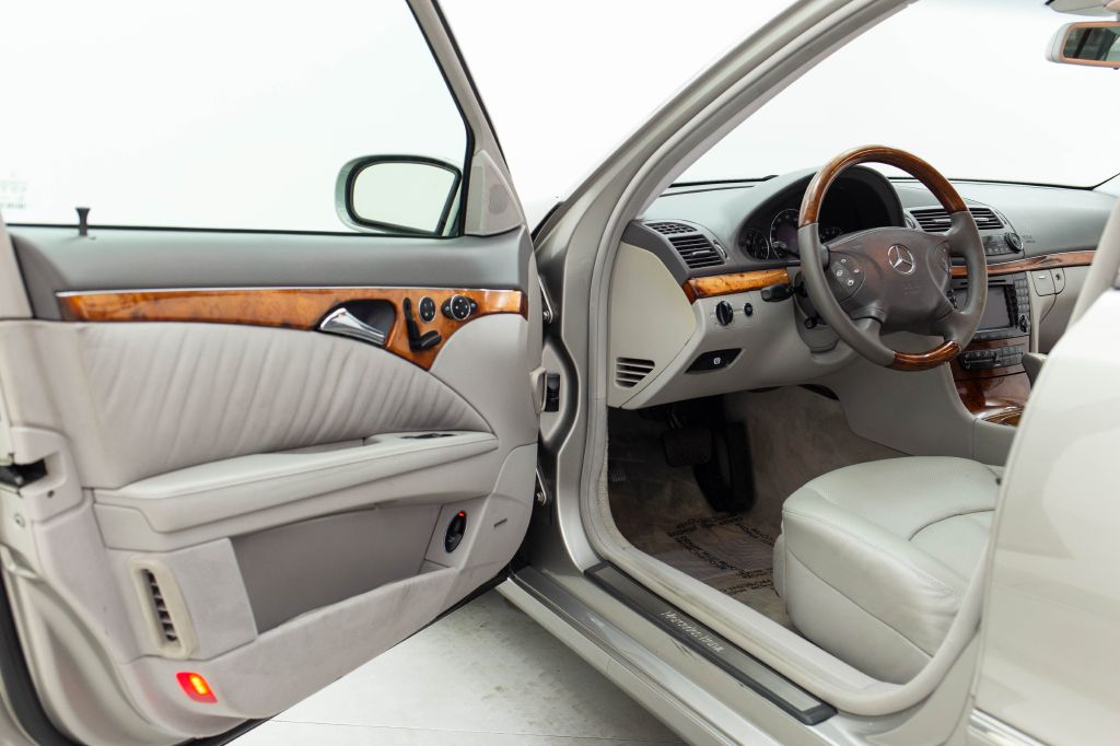 Photo 18 of this MERCEDES-BENZ E-CLASS