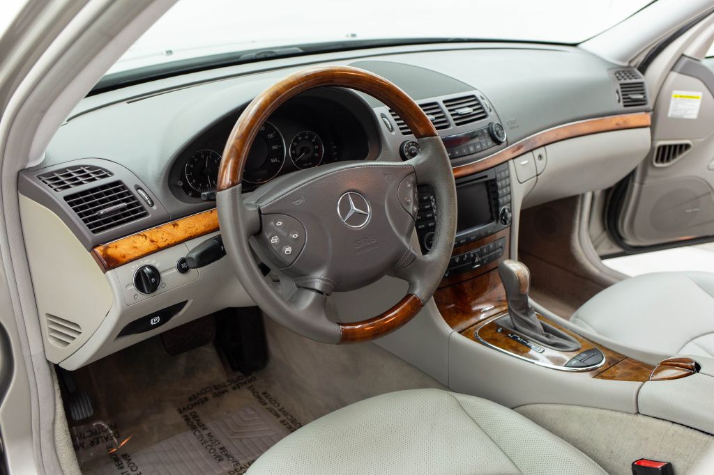 Photo 19 of this MERCEDES-BENZ E-CLASS