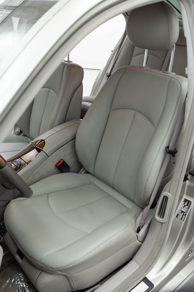 Photo 20 of this MERCEDES-BENZ E-CLASS