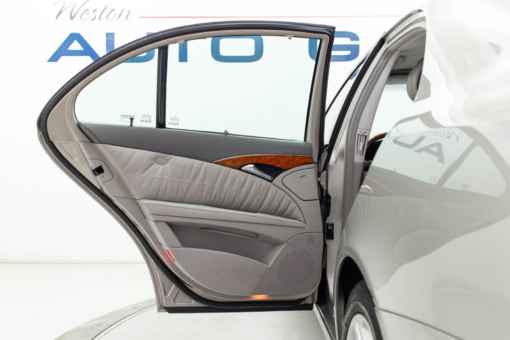 Photo 22 of this MERCEDES-BENZ E-CLASS
