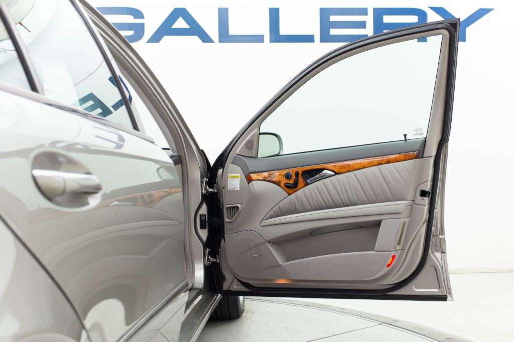 Photo 24 of this MERCEDES-BENZ E-CLASS