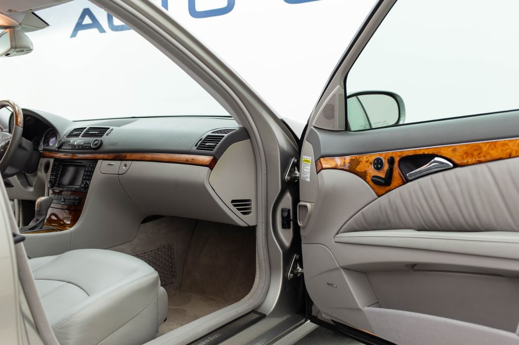 Photo 25 of this MERCEDES-BENZ E-CLASS