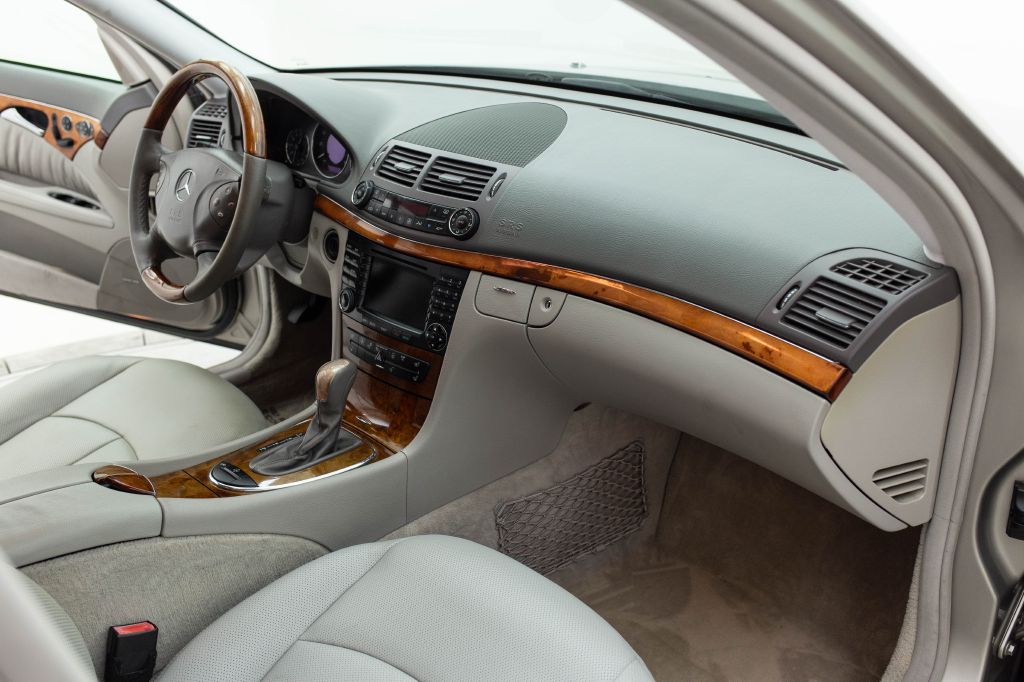 Photo 26 of this MERCEDES-BENZ E-CLASS
