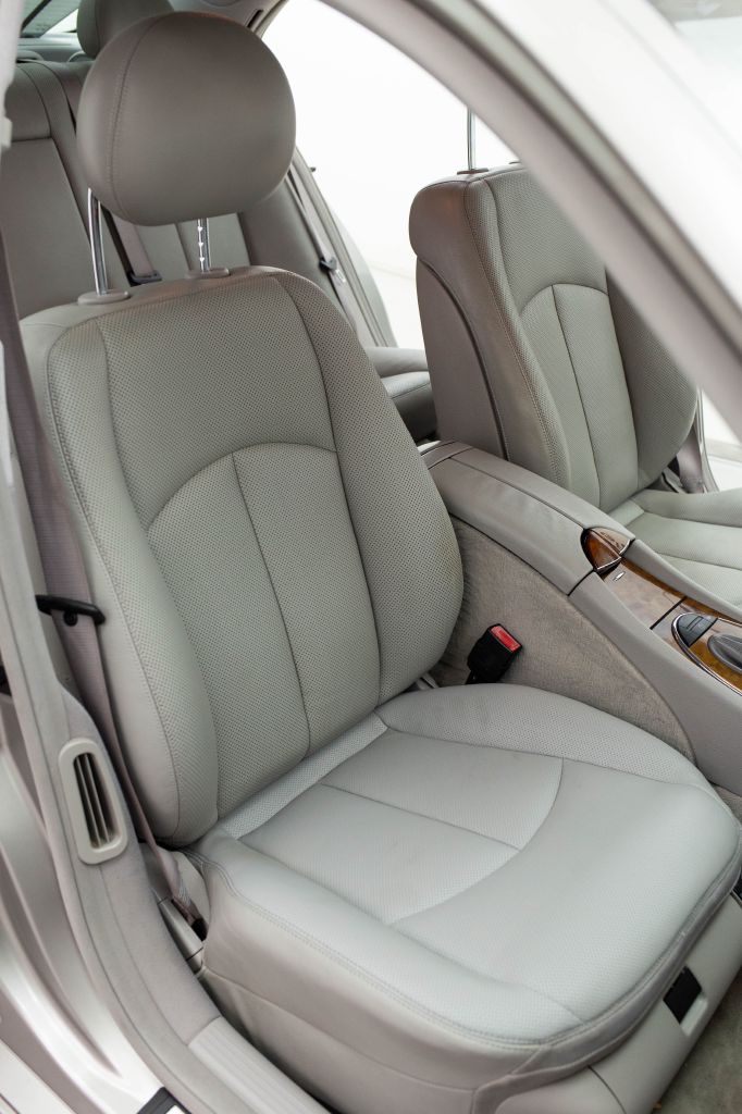 Photo 27 of this MERCEDES-BENZ E-CLASS