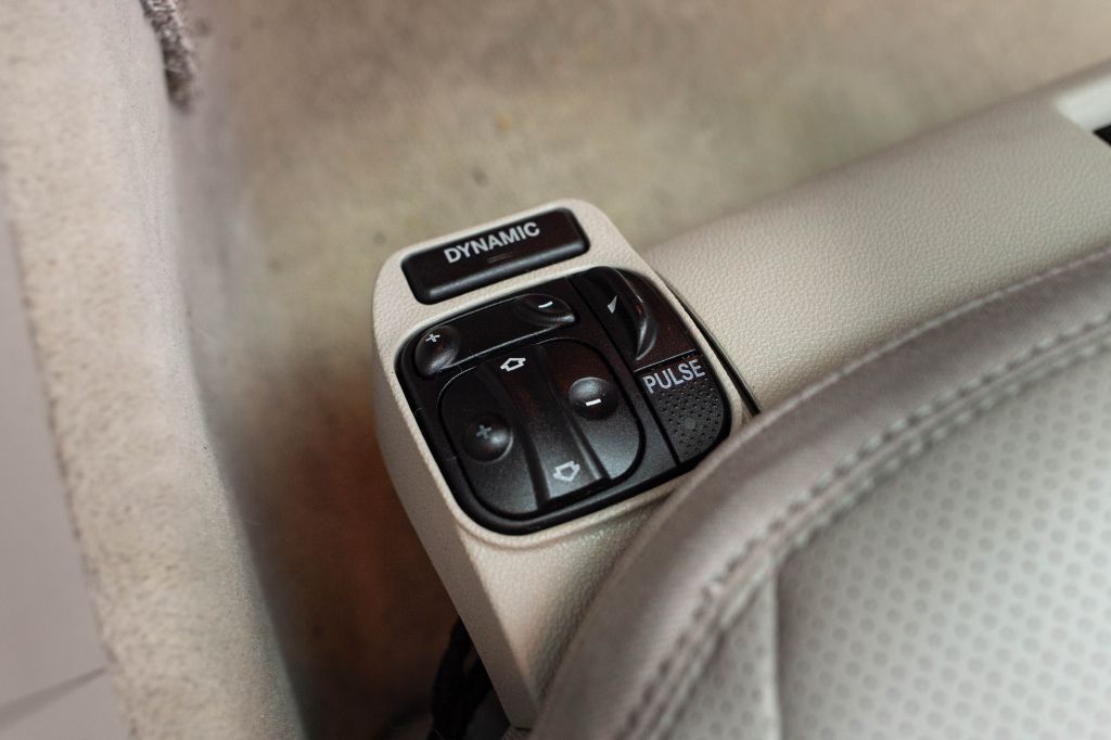 Photo 28 of this MERCEDES-BENZ E-CLASS