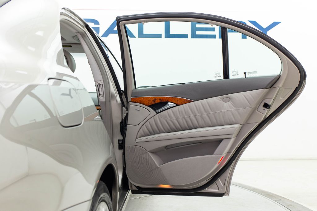 Photo 30 of this MERCEDES-BENZ E-CLASS