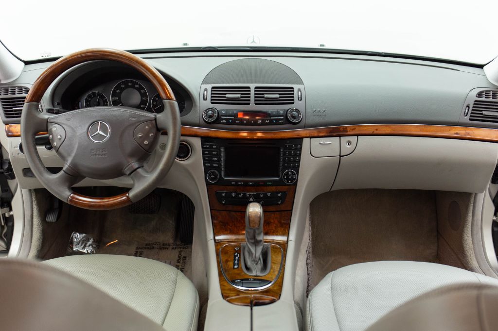 Photo 33 of this MERCEDES-BENZ E-CLASS