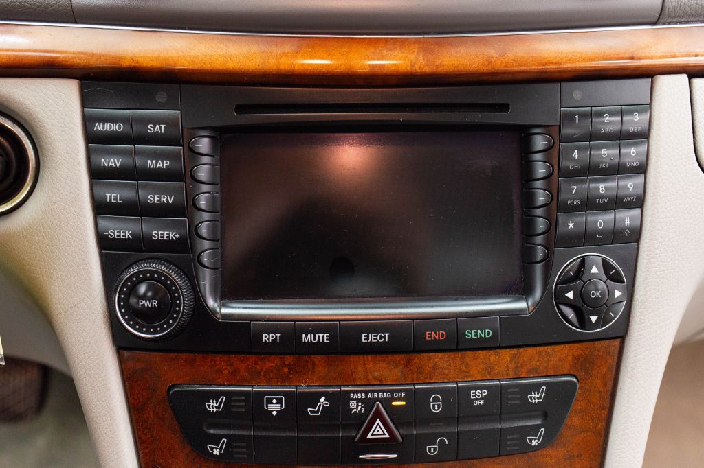 Photo 37 of this MERCEDES-BENZ E-CLASS
