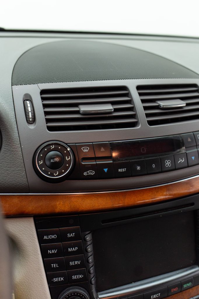 Photo 38 of this MERCEDES-BENZ E-CLASS
