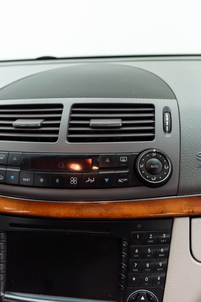 Photo 39 of this MERCEDES-BENZ E-CLASS