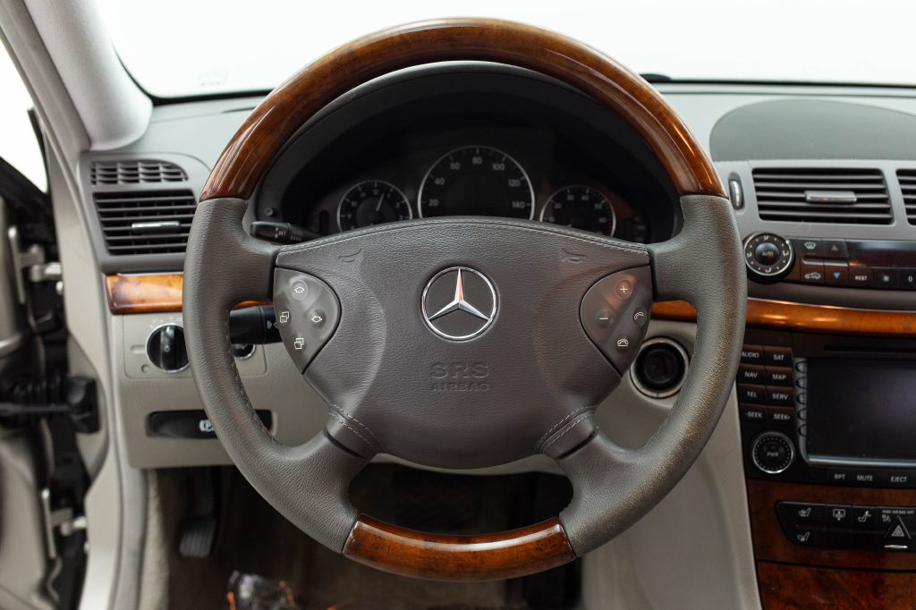 Photo 40 of this MERCEDES-BENZ E-CLASS