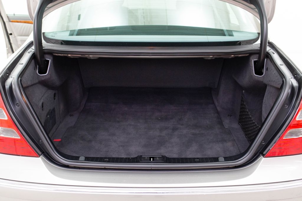 Photo 41 of this MERCEDES-BENZ E-CLASS