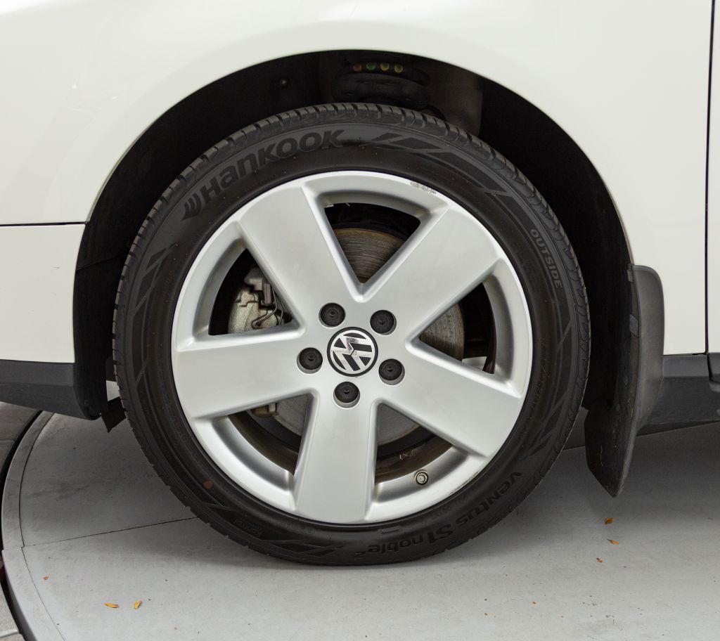 Photo 21 of this VOLKSWAGEN PASSAT