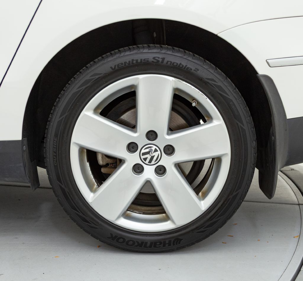 Photo 22 of this VOLKSWAGEN PASSAT