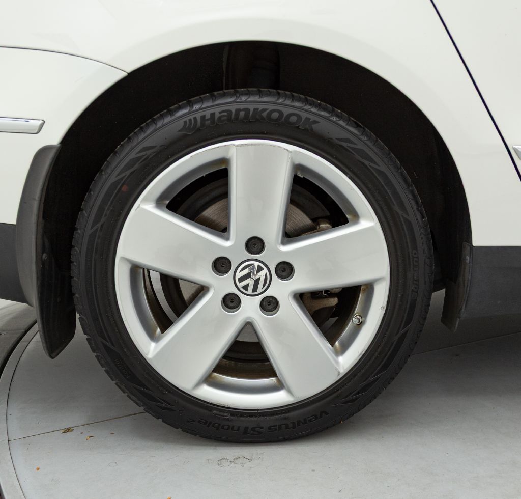 Photo 24 of this VOLKSWAGEN PASSAT