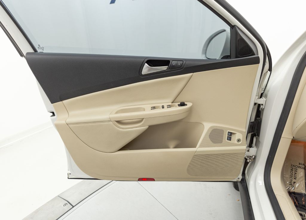 Photo 29 of this VOLKSWAGEN PASSAT