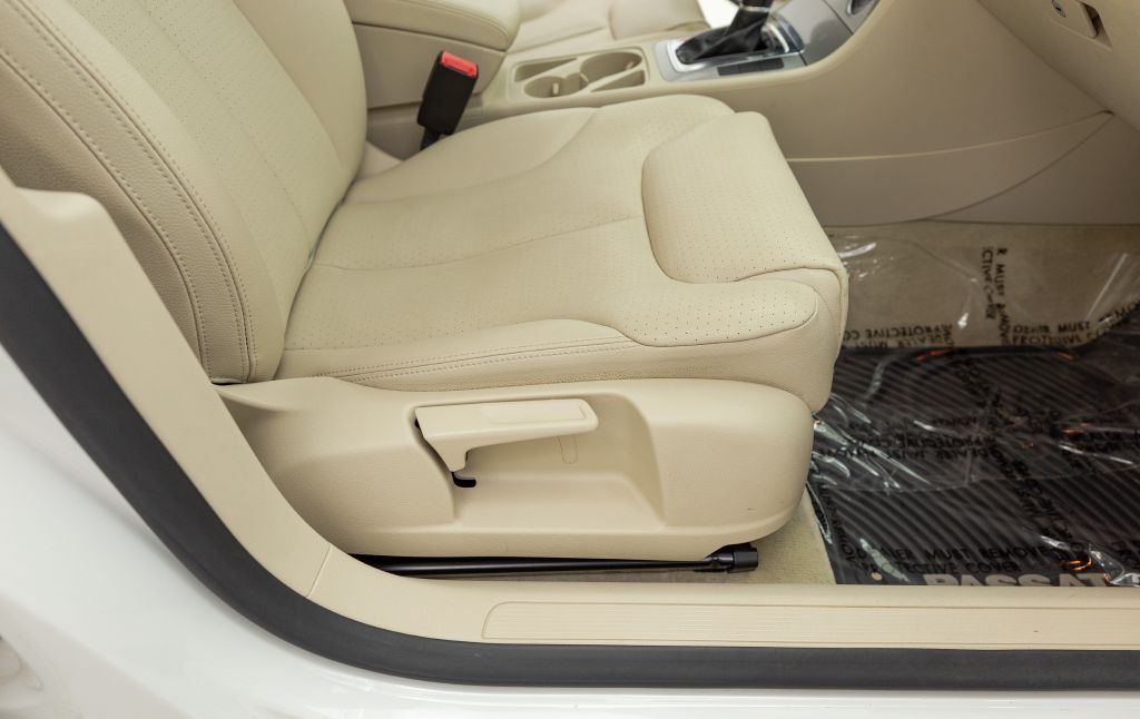 Photo 40 of this VOLKSWAGEN PASSAT
