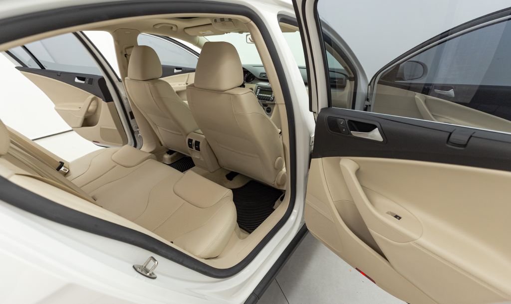 Photo 58 of this VOLKSWAGEN PASSAT