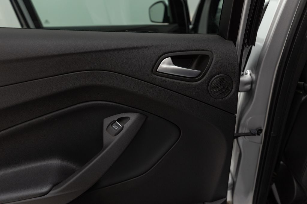 Photo 48 of this FORD ESCAPE