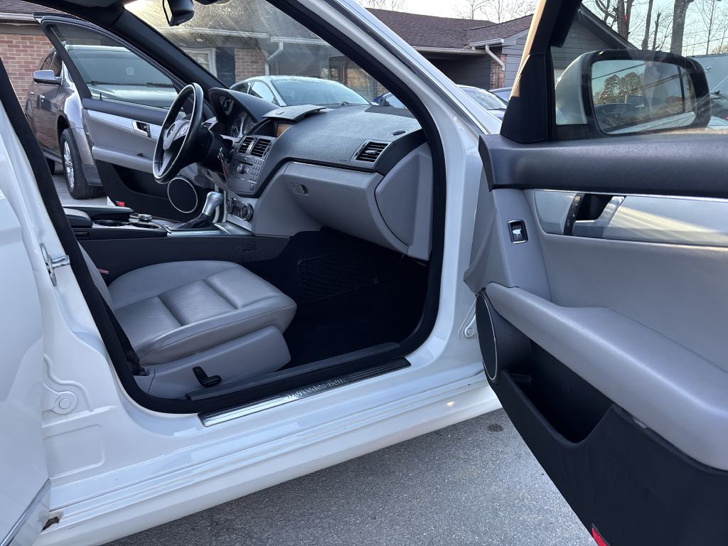 Photo 15 of this MERCEDES-BENZ C-CLASS