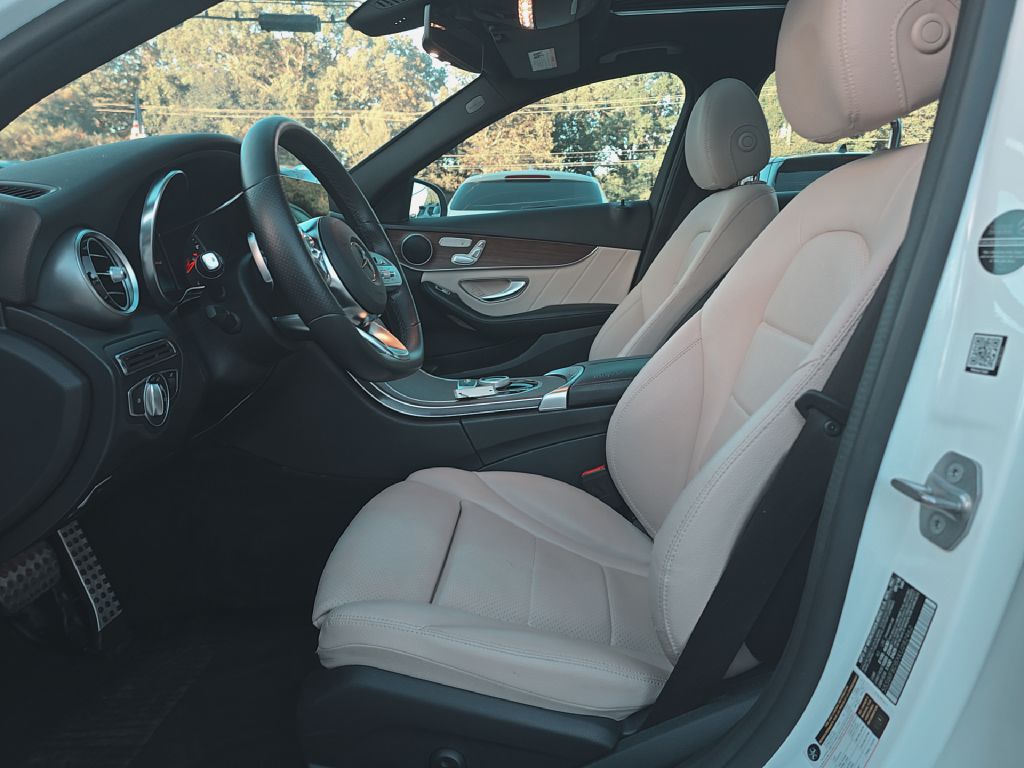 Photo 9 of this MERCEDES-BENZ C-CLASS