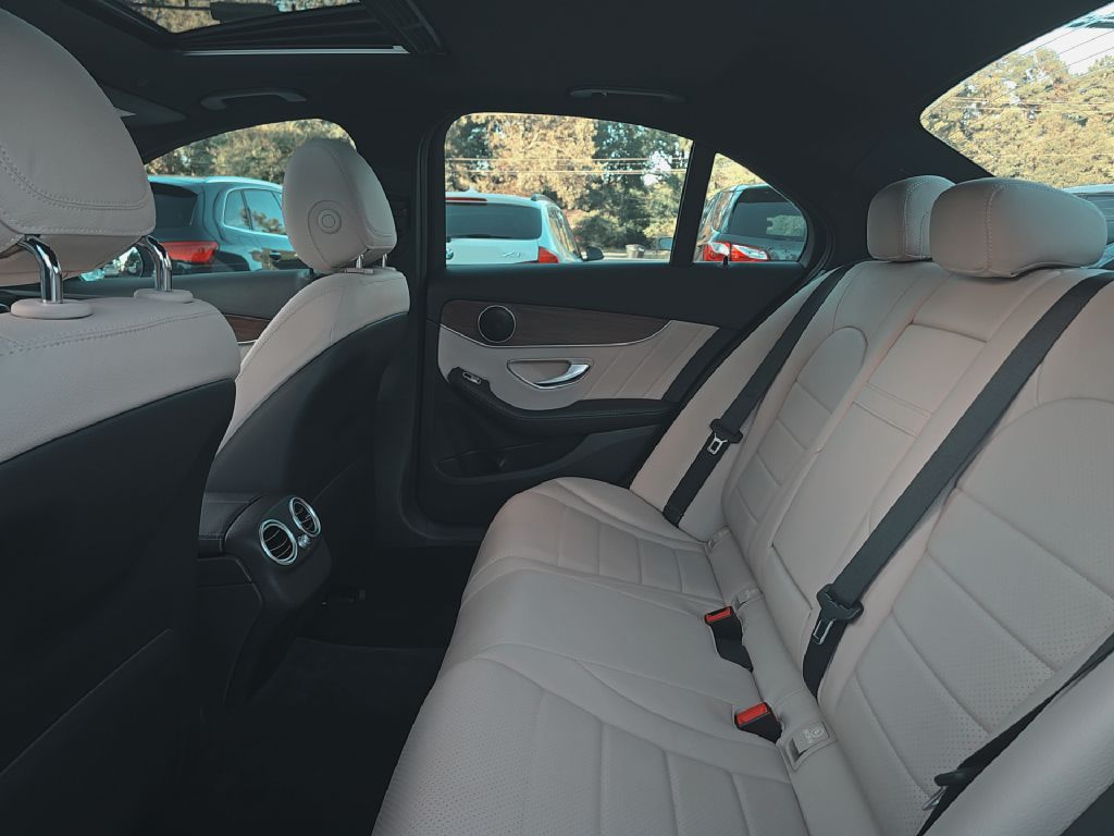 Photo 16 of this MERCEDES-BENZ C-CLASS
