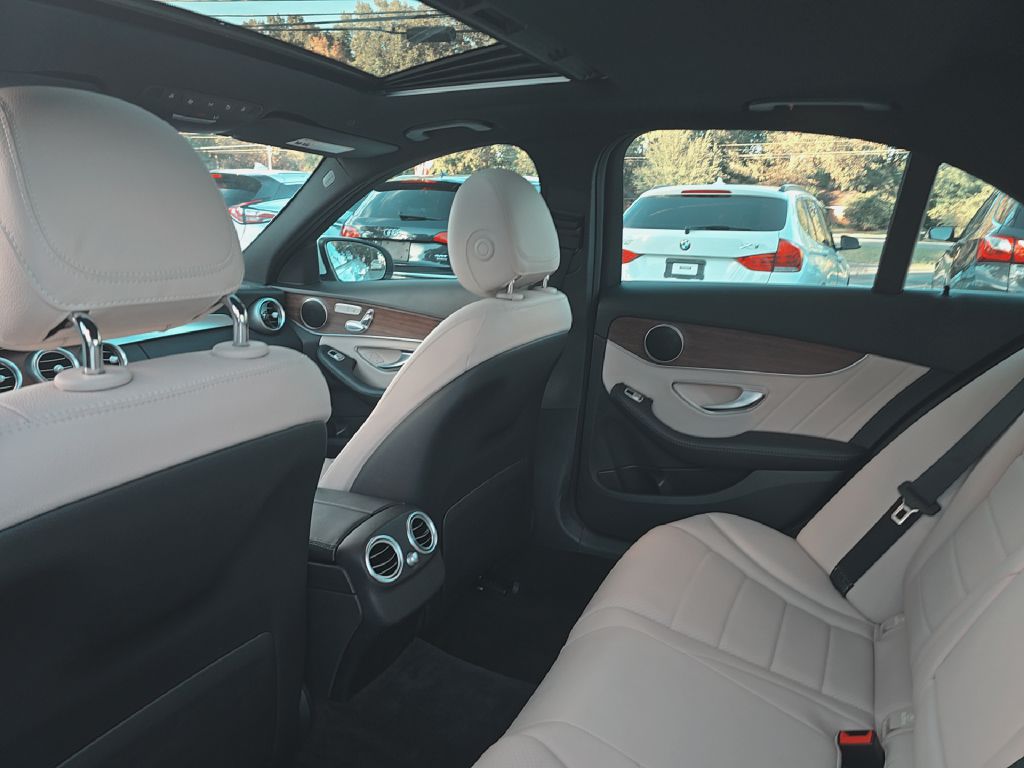 Photo 17 of this MERCEDES-BENZ C-CLASS