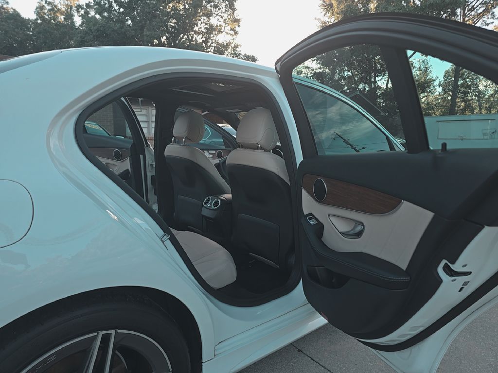 Photo 18 of this MERCEDES-BENZ C-CLASS