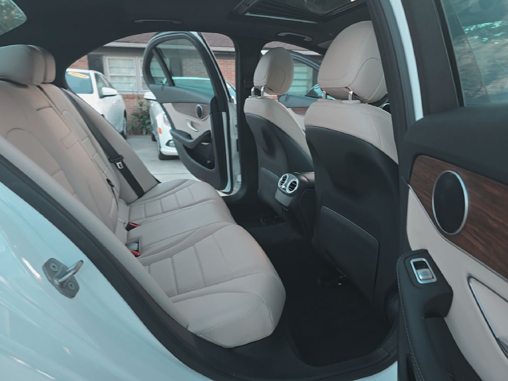 Photo 19 of this MERCEDES-BENZ C-CLASS