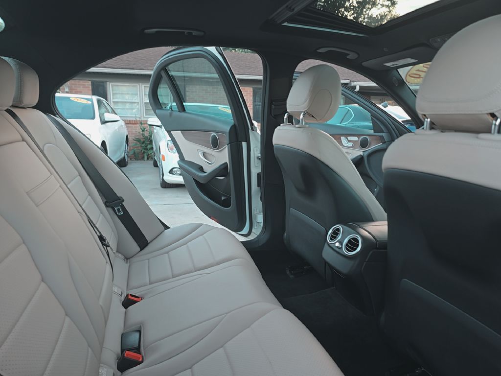 Photo 20 of this MERCEDES-BENZ C-CLASS