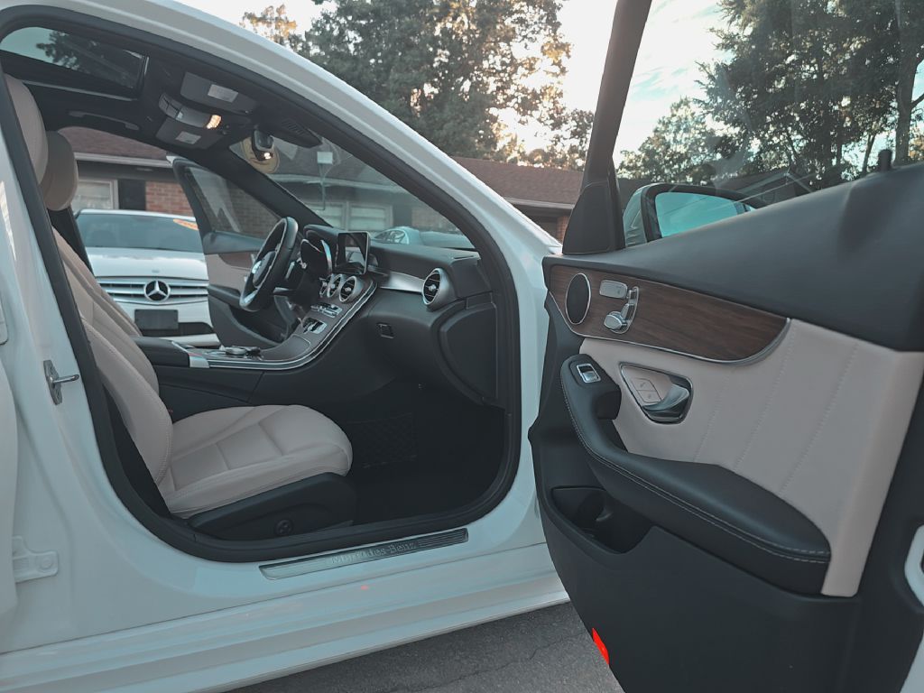 Photo 21 of this MERCEDES-BENZ C-CLASS