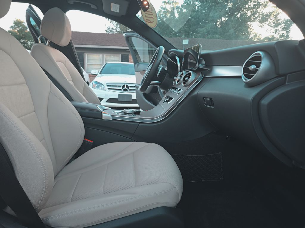 Photo 22 of this MERCEDES-BENZ C-CLASS