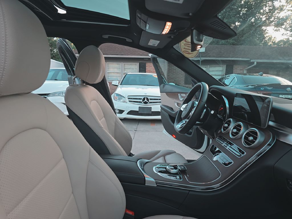 Photo 23 of this MERCEDES-BENZ C-CLASS