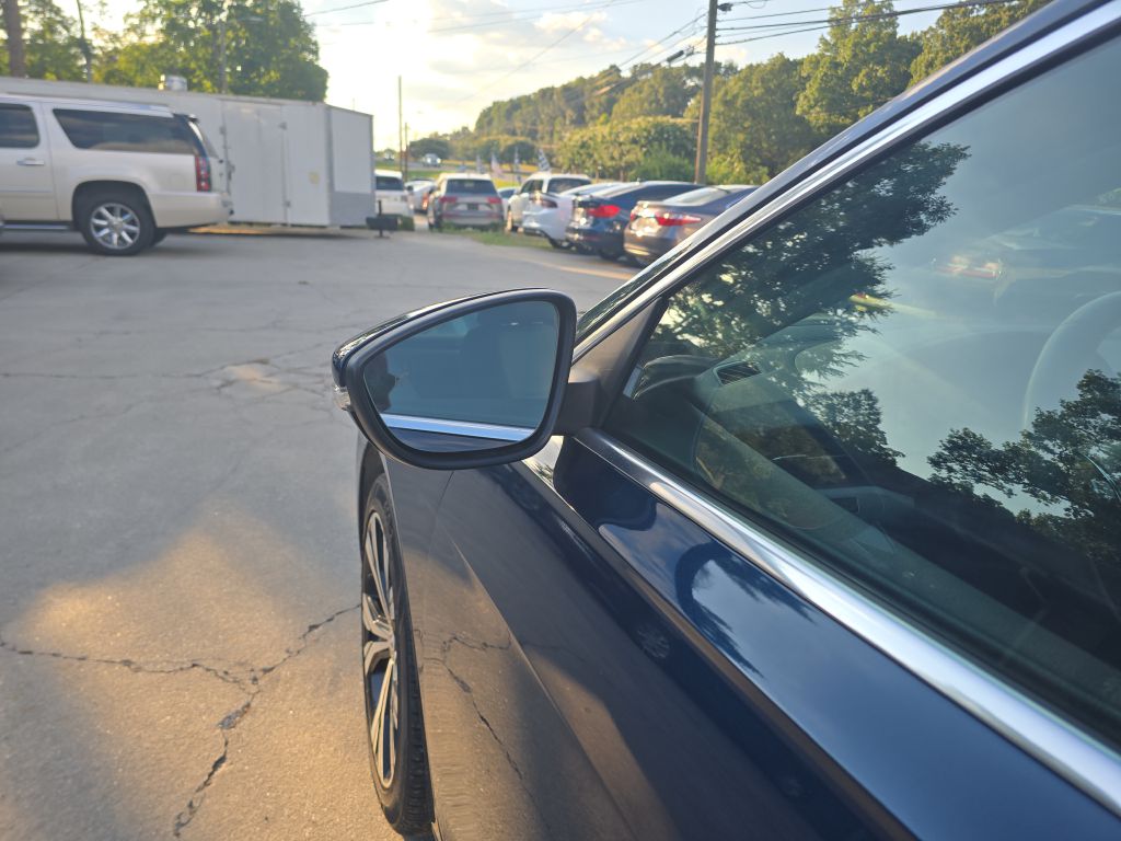 Photo 8 of this VOLKSWAGEN PASSAT