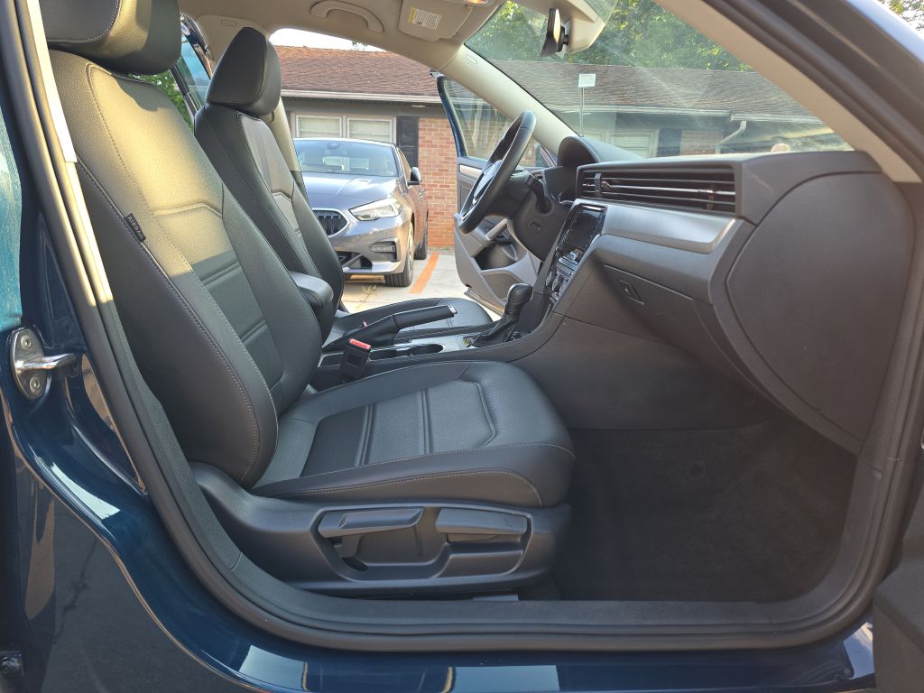 Photo 20 of this VOLKSWAGEN PASSAT