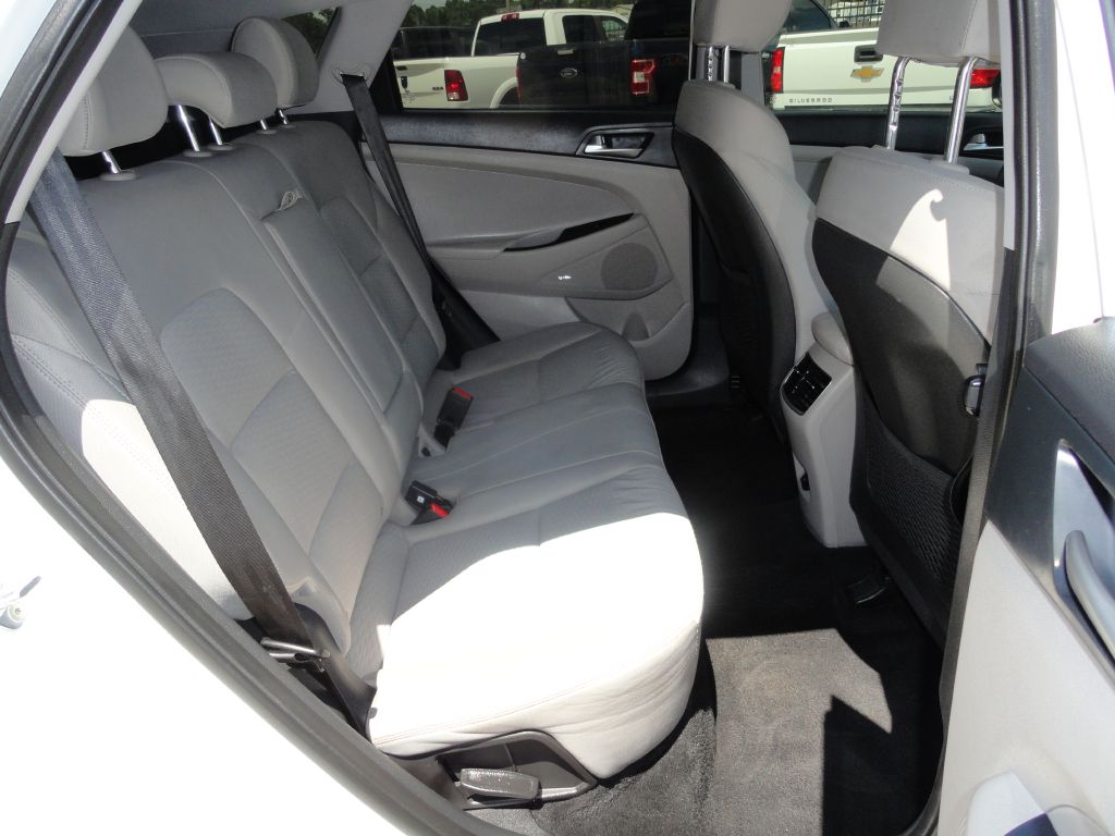 Photo 7 of this HYUNDAI TUCSON
