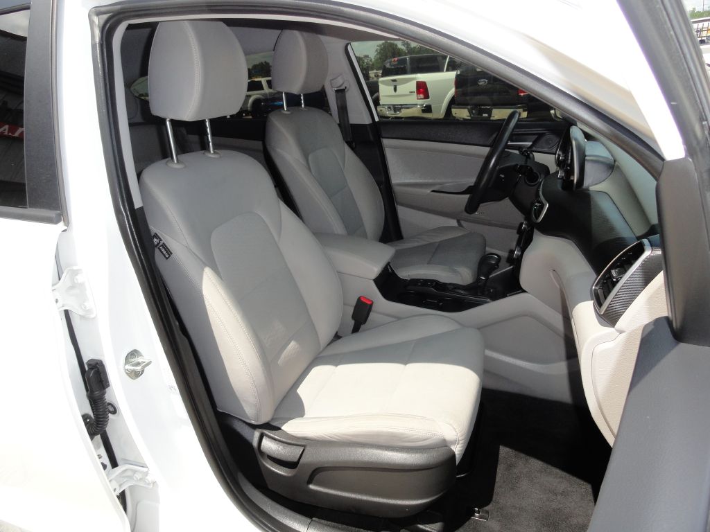 Photo 8 of this HYUNDAI TUCSON