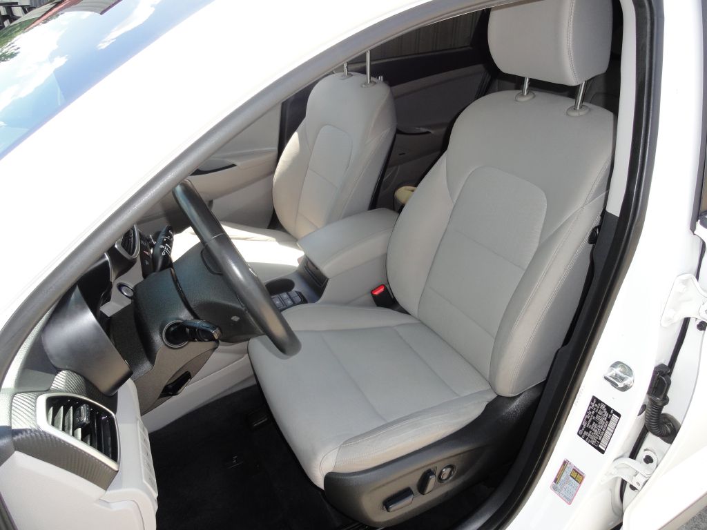 Photo 9 of this HYUNDAI TUCSON