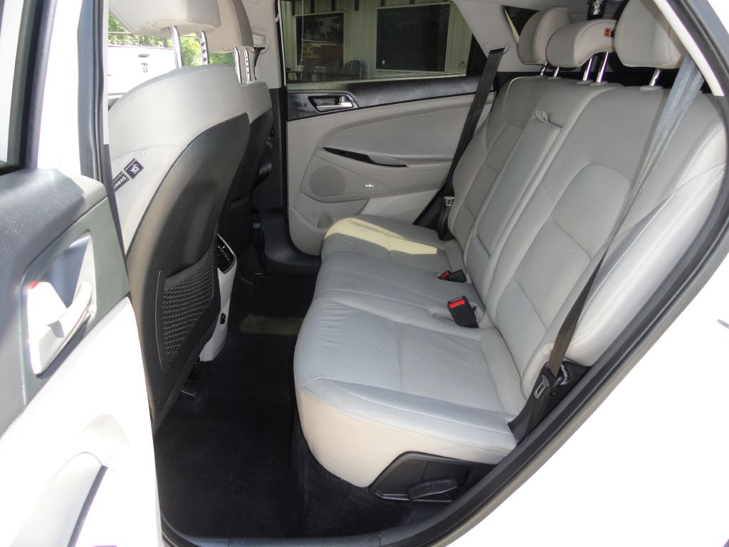 Photo 10 of this HYUNDAI TUCSON