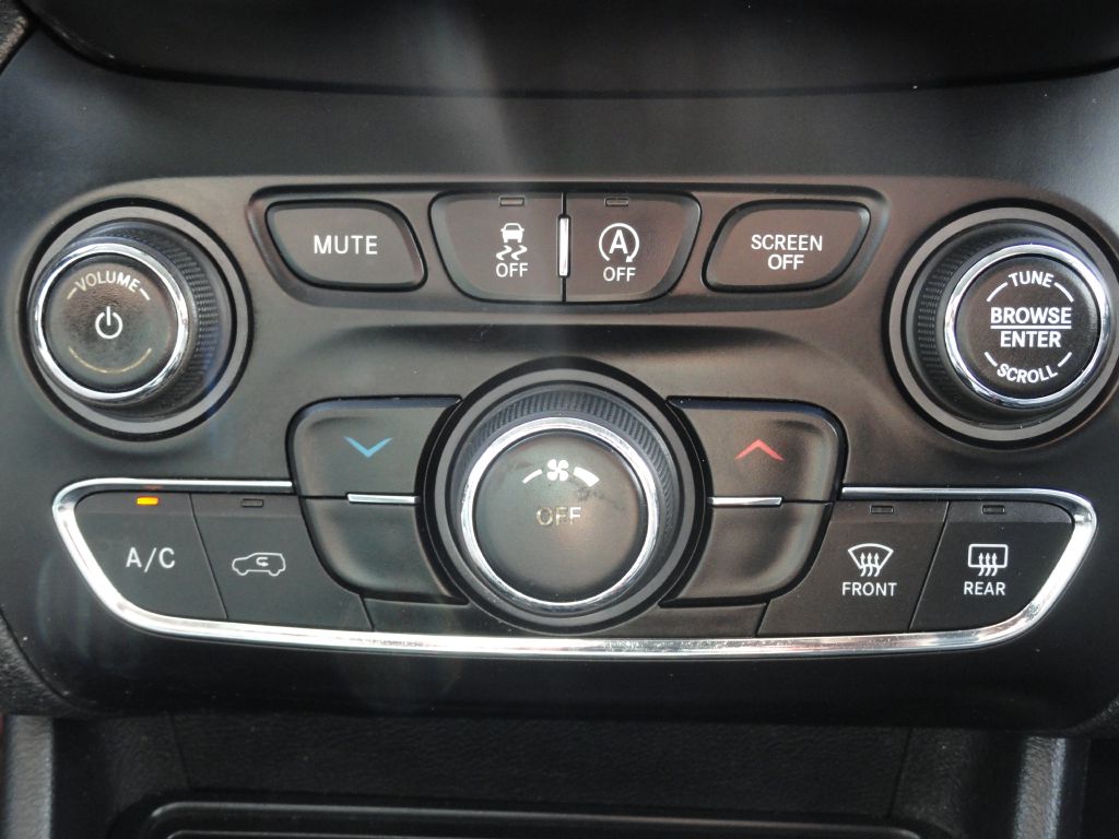 Photo 19 of this JEEP CHEROKEE