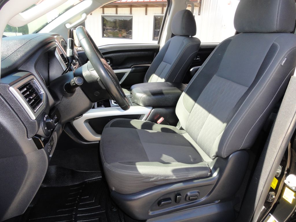 Photo 12 of this NISSAN TITAN