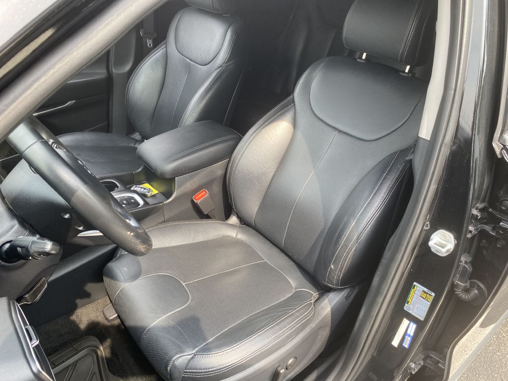 Photo 9 of this HYUNDAI SANTA FE