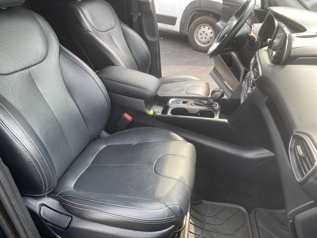 Photo 12 of this HYUNDAI SANTA FE