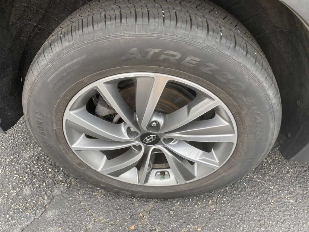 Photo 21 of this HYUNDAI SANTA FE